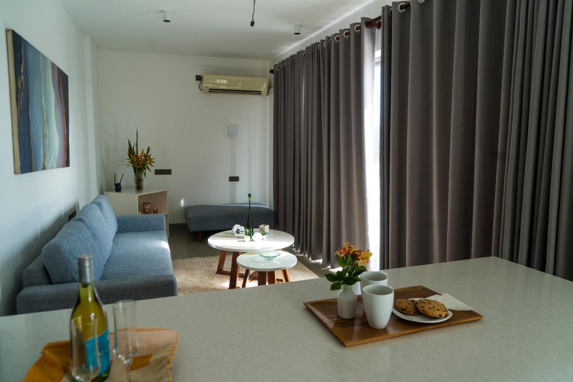 Four Petals Inn Коломбо Екстериор снимка