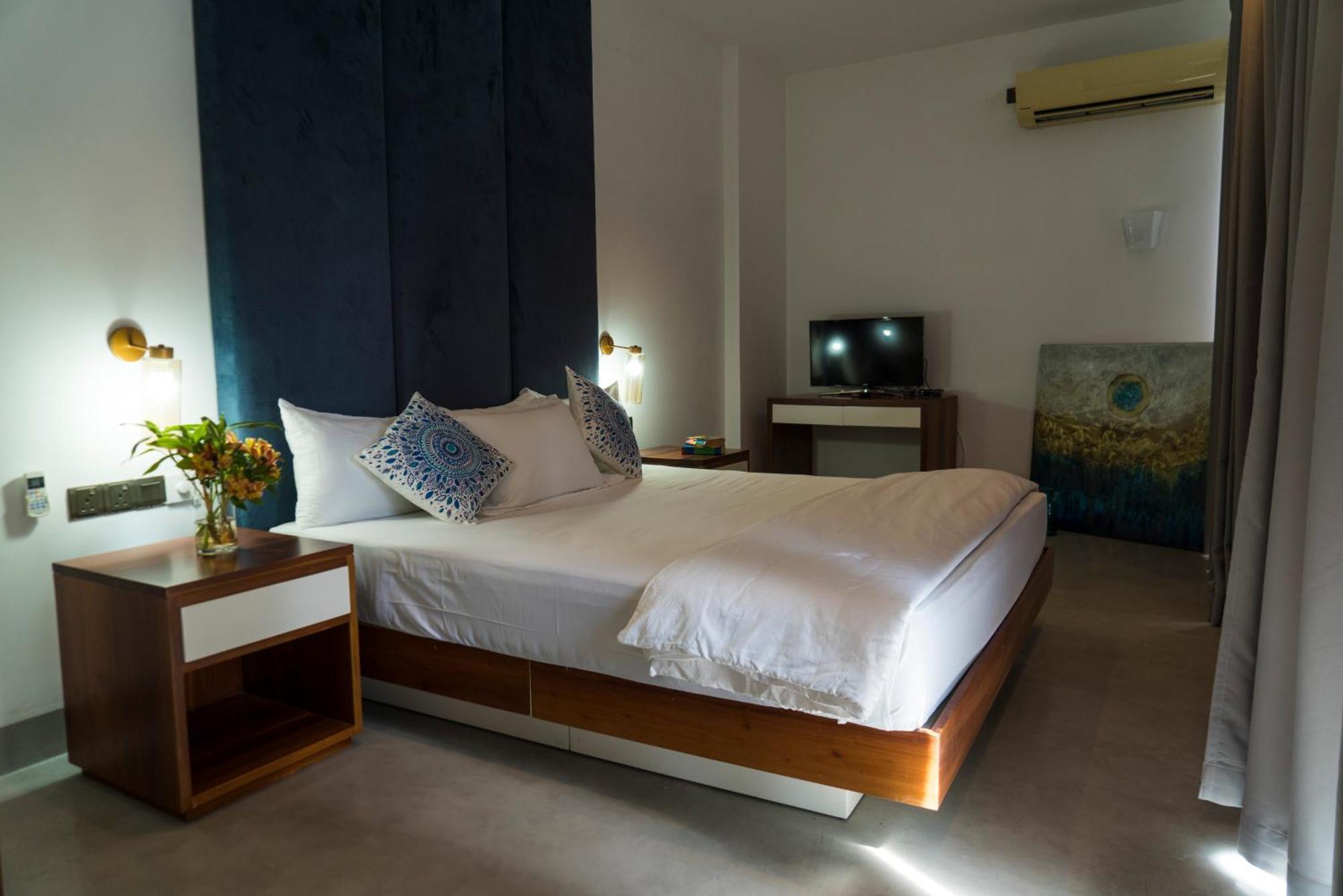 Four Petals Inn Коломбо Екстериор снимка