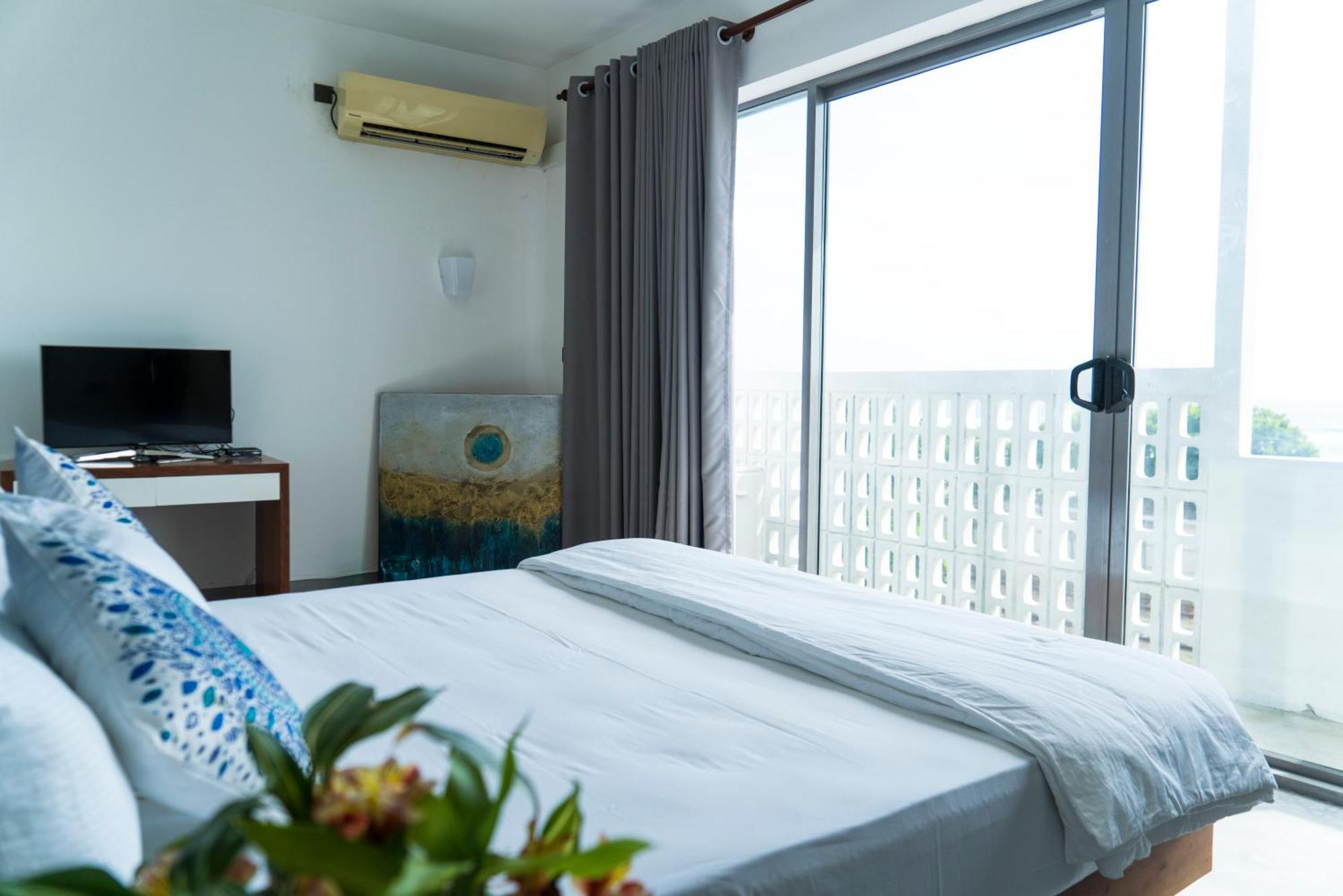 Four Petals Inn Коломбо Екстериор снимка