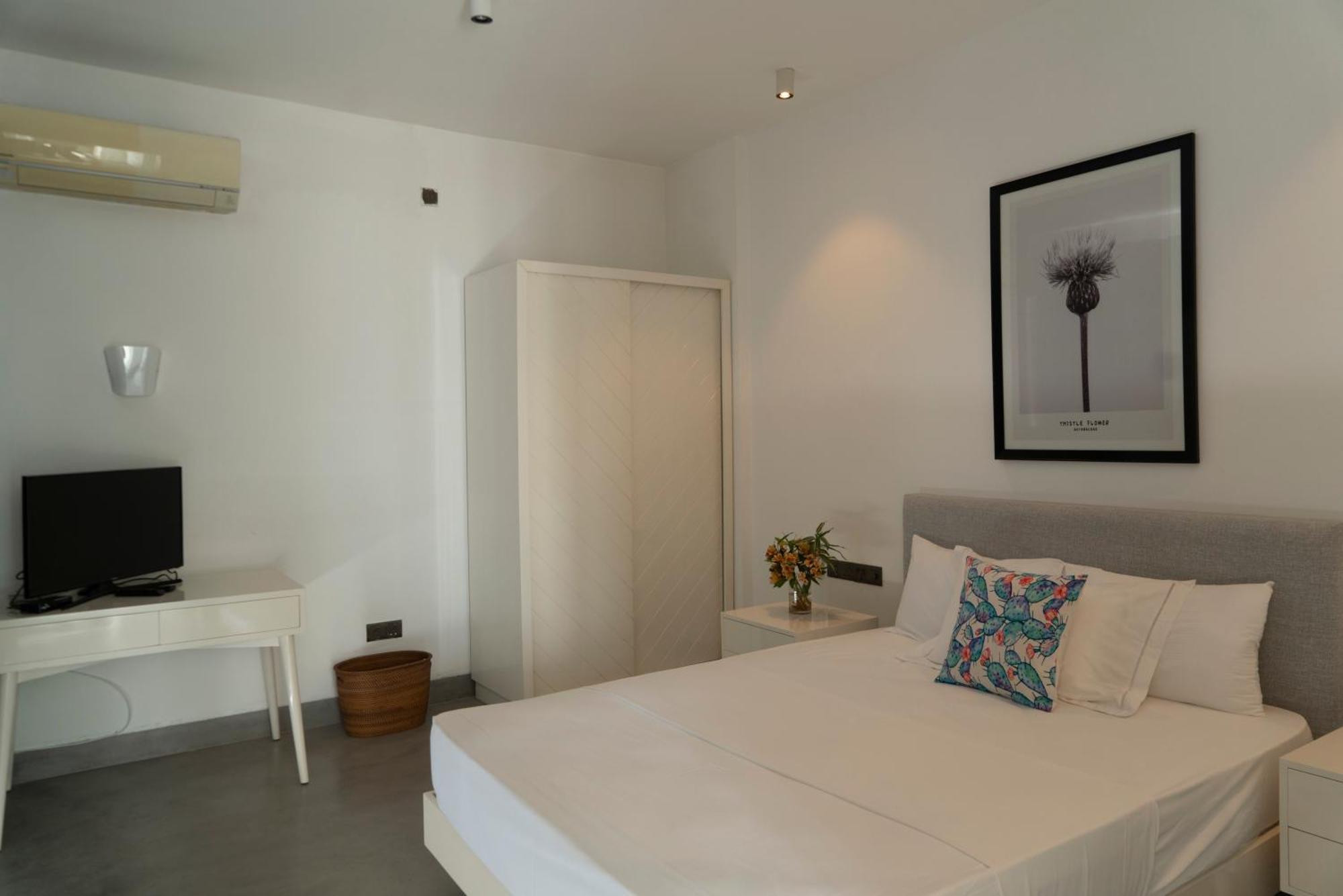 Four Petals Inn Коломбо Екстериор снимка