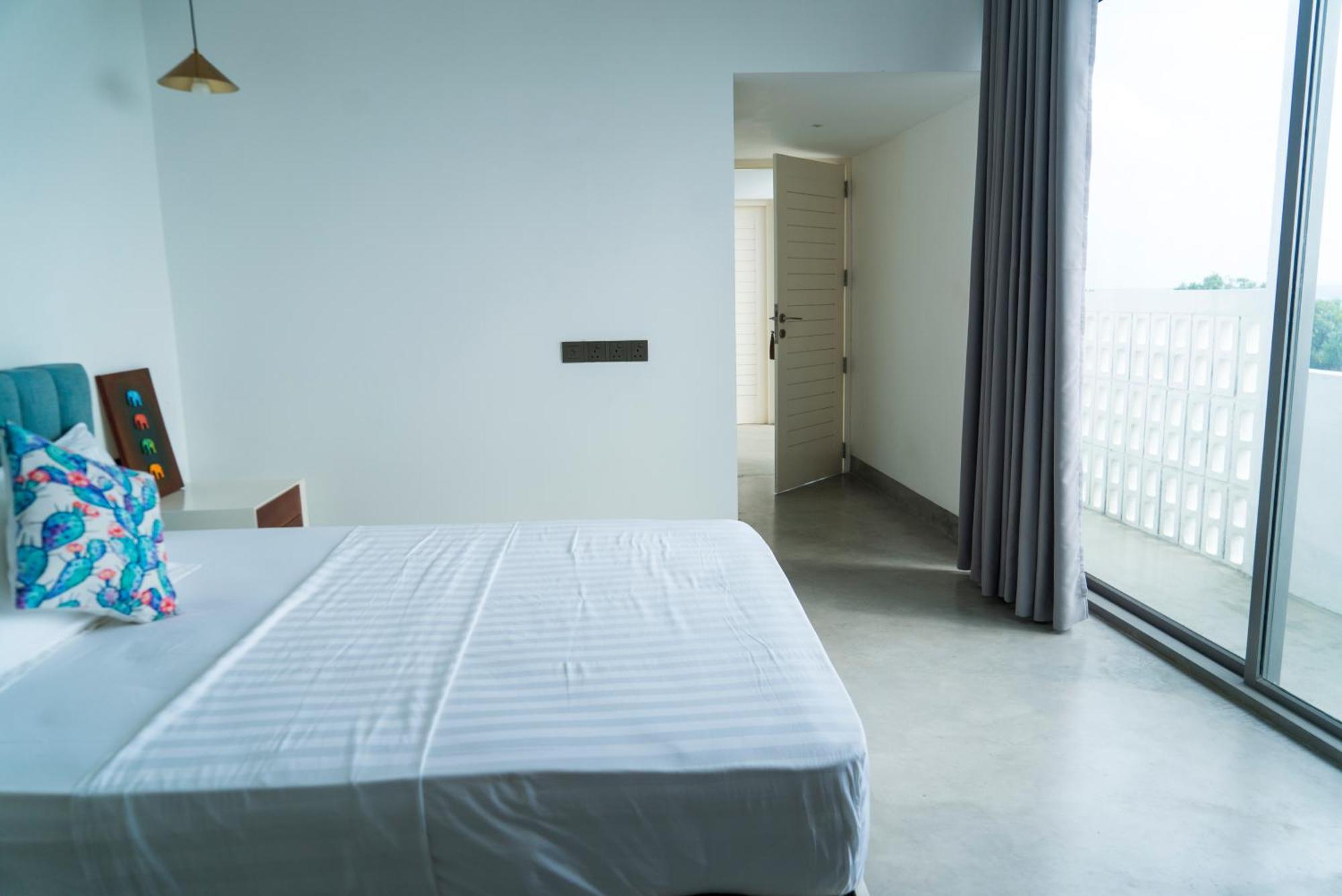 Four Petals Inn Коломбо Екстериор снимка