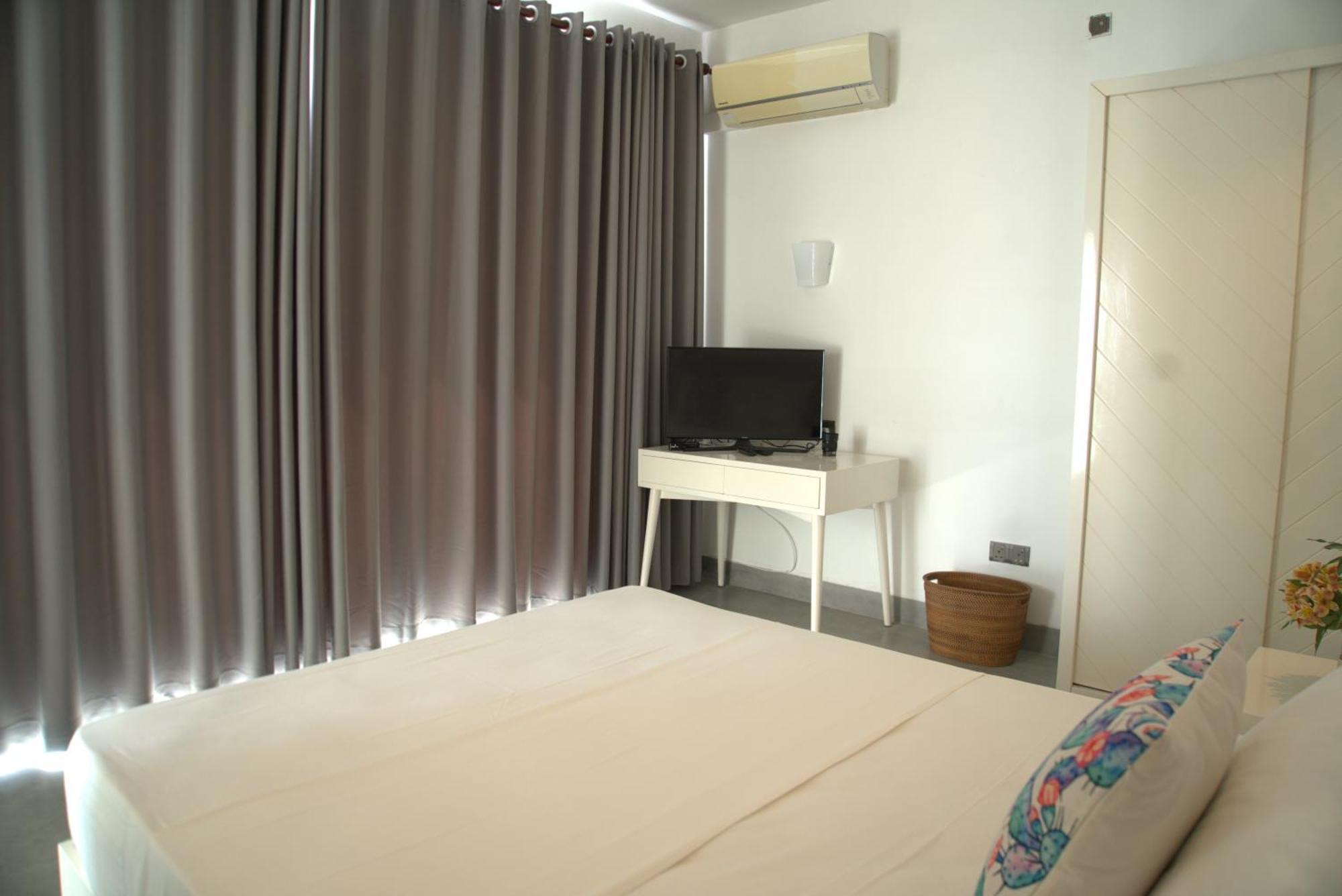 Four Petals Inn Коломбо Екстериор снимка
